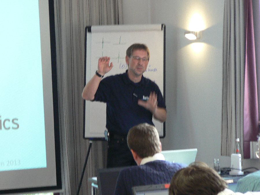 Nach dem Mittagessen eröffnet Gernot Seeger mit einer kurzen Präsentation über RFID und SMD Technologie den Praxisteil.