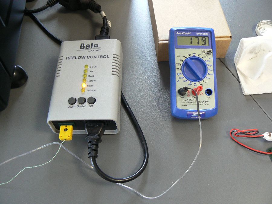 Das Steuergerät (links) erzeugt ein lotpastenbezogenes Temperaturprofil. Das Thermometer (rechts) dient der aktuellen Temperaturanzeige.