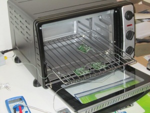 Die Platine ist fertig. Jetzt muss nur noch der Draht für die Spannungsversorgung angelötet werden und dann heißt die große Frage: "Würfelt's?" Die Platine im Hintergrund ist eine Referenzplatine. Ihre "Mächtigkeit" dient dem Steuergerät zur korrekten Temperatursteuerung.