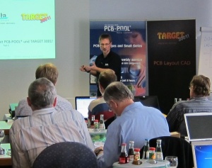 Gernot Seeger (Beta Layout GmbH) erläutert das Leistungsspektrum der Beta Layout GmbH. Leiterplattenproduktion, Integration der RFID Technologie in die Leiterplatte, 3D-Druck (Laser-Sinterverfahren), Bestückung von Prototypen ab 1 Stück, Frontplattenproduktion mit Digitalbedruckung