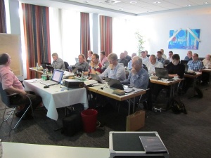 Schaltplanerstellung, Platinenenlayout, Simulation und Frontplattendesign ist einiges an Inhalt. Hier heißt es: Alle Antennen auf Empfang. Da das Projekt in verschiedenen Stadien der Entwicklung verfügbar ist, können alle Teilnehmer immer wieder an einem gemeinsamen Punkt weitermachen.