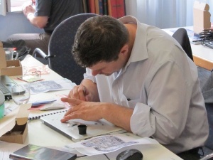 Gut zu gebrauchen sind Uhrmacherlupen oder Fadenzähler.