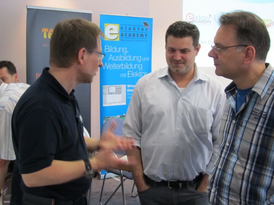 Gernot Seeger (links) im Gespräch mit Teilnehmern.