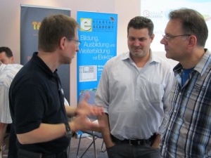 Herr Seeger (links) im Gespräch mit Teilnehmern.